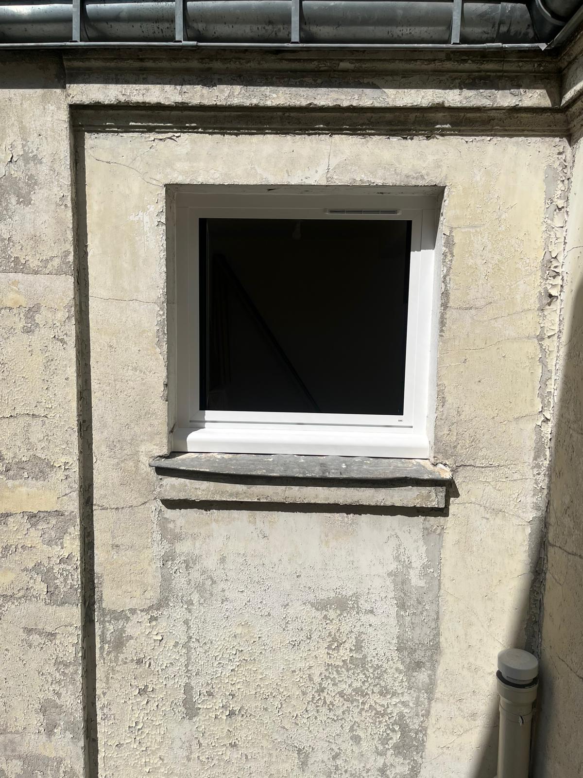 Fenêtre coulissante en aluminium noir avec grande baie vitrée offrant une vue panoramique